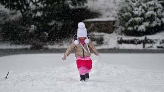 Ein Kind spielt im Schnee