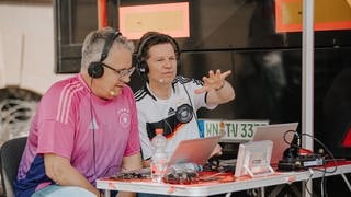 SWR3-Moderatoren Michael Wirbitzky und Sascha Zeus beim Public Viewing auf dem Schlossplatz in Stuttgart.