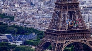 Die olympischen Ringe sind auf dem Eiffelturm in Paris zu sehen