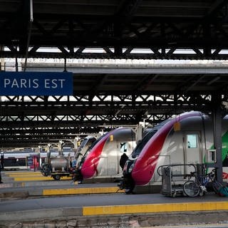 Züge fahren am Gare de l'Est in Paris