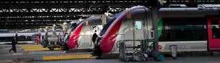 Züge fahren am Gare de l'Est in Paris