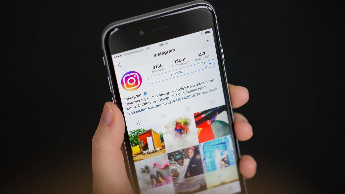 Auf dem Bildschirm eines Smartphones sieht man das Logo der App Instagram – In der Türkei ist Instagram derzeit gesperrt