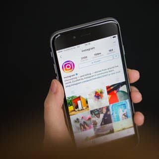 Auf dem Bildschirm eines Smartphones sieht man das Logo der App Instagram – In der Türkei ist Instagram derzeit gesperrt