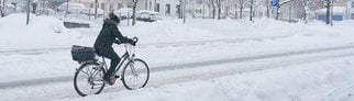 Fahrradfahrerin im Winter