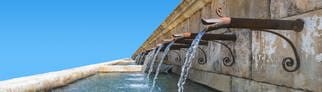 Grosser Brunnen mit Wasser 