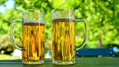 Zwei Gläser mit Radler im Biergarten