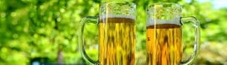 Zwei Gläser mit Radler im Biergarten