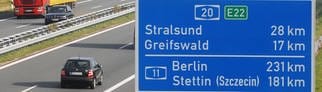 Autobahn mit Hinweisschild Entfernung nach Berlin