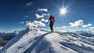 Mit dem Snowboard auf den Gipfel