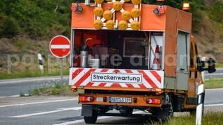 Ein Fahrzeug der Streckenwartung fährt auf der Autobahn