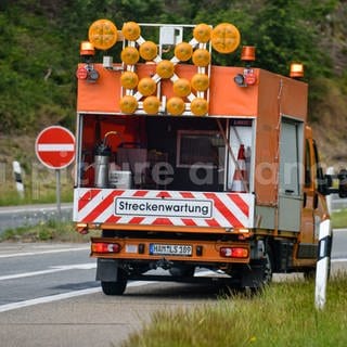 Ein Fahrzeug der Streckenwartung fährt auf der Autobahn