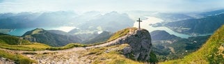 Sonnenaufgang am Schafberg, Salzkammergut mit Gipfelkreuz