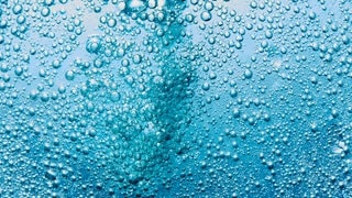 Mineralwasser mit mit Blasen aus Kohlensäure