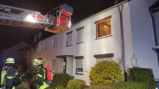 Spektakuläre Rettung durch Nachbarn in Bonn: Die Menschenrettung war bereits abgeschlossen, sodass die Drehleiter der Feuerwehr ausleuchten konnte.