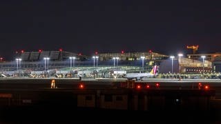 Un avión se detiene en la terminal del aeropuerto de Stuttgart por la noche.  (Foto: Imago Images, IMAGO / Arnulf Hetrich)