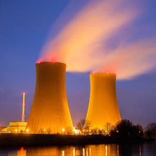 Dampf steigt aus den Kühltürmen des Atomkraftwerks Grohnde auf.