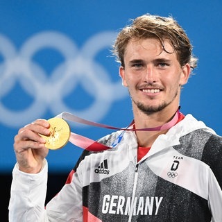 Alexander Zverev feiert mit seiner Goldmedaille. 