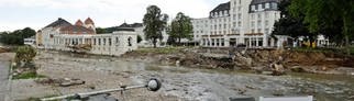 Von der Flut Mitte Juli verursachte Schäden am Flussufer in Bad Neuenahr. Im Hintergrund links das Kurhaus und rechts das Hotel am Kurpark mit seinem markantem Turm. 