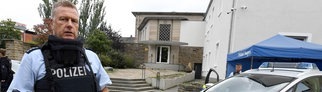 Polizisten vor der Hagener Synagoge