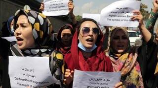 Frauen versammeln sich zu einer Demonstration, um ihre Rechte unter der Taliban-Herrschaft einzufordern. 