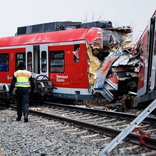 Bundespolizisten inspizieren Unfallstelle der S-Bahnen