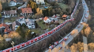 Aufnahme aus einem ADAC-Rettungshubschrauber zweier aufeinander geprallter S-Bahnen