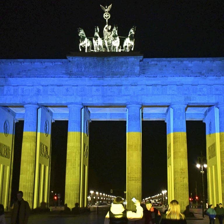 Das Brandenburger Tor in Berlin leuchtet in den Farben der Ukraine
