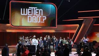 Die Teilnehmer der Jubiläumsshow „Wetten, dass..?“ stehen zum Ende der Sendung auf der Bühne. Vor 40 Jahren wurde die Sendung zum ersten Mal ausgestrahlt. 