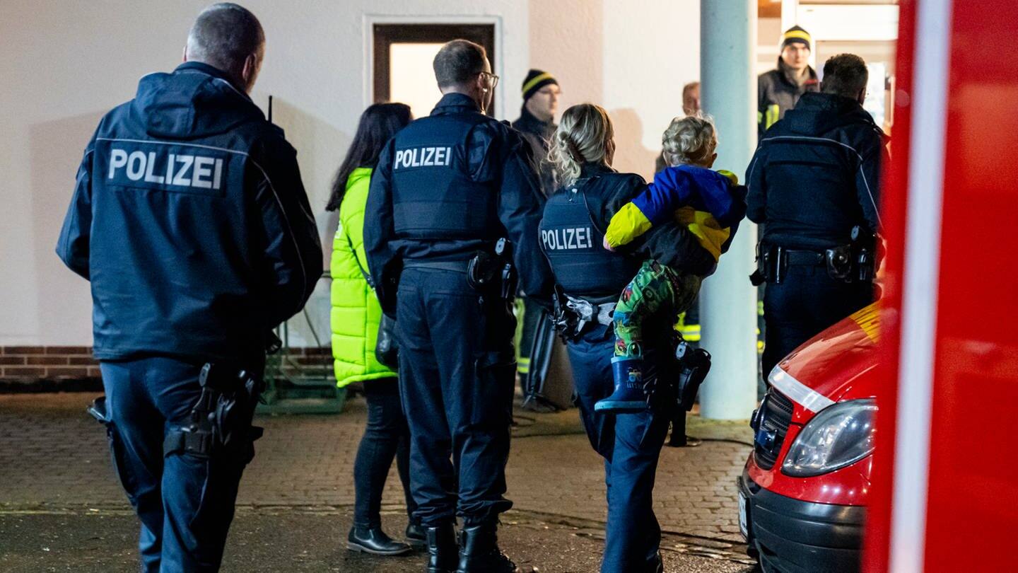 Baby in Kaiserslautern versehentlich in Auto eingesperrt - SWR Aktuell
