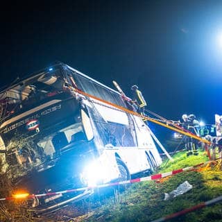 Schwerer Busunfall auf Autobahn 44 in Nordrhein-Westfalen, Bus auf die Seite gekippt, Rettungskräfte bei der Arbeit