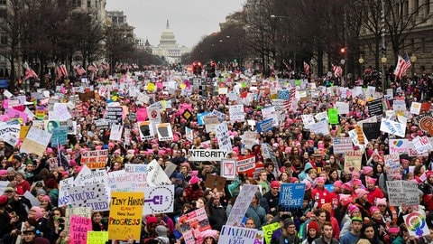 Hunderttausende laufen die Pennsylvania Avenue in Washington beim Women's March hinunter.