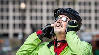 Washington: Ein Fahrradfahrer verfolgt die Sonnenfinsternis.