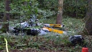 Trümmerteile des bei Buchen abgestürzten Hubschraubers liegen im Wald.