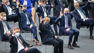 Angela Merkel (vordere Reiche, 2.v.l., CDU), ehemalige Bundeskanzlerin, sitzt bei der Bundesversammlung im Paul-Löbe-Haus zur Wahl des Bundespräsidenten und hebt die Hand. Links neben ihr sitzt Christian Lindner, Bundesvorsitzende der FDP und Finanzminister.