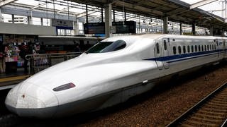 Ein Shinkansen-Zug steht am Bahnhof von Okayama