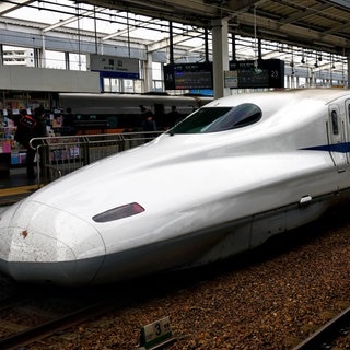 Ein Shinkansen-Zug steht am Bahnhof von Okayama