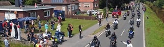 Motorradfahrer fahren am Haus des krebskranken Kilian vorbei.