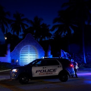 Polizisten stehen vor dem Eingang des Mar-a-Lago-Anwesens des ehemaligen Präsidenten Trump.