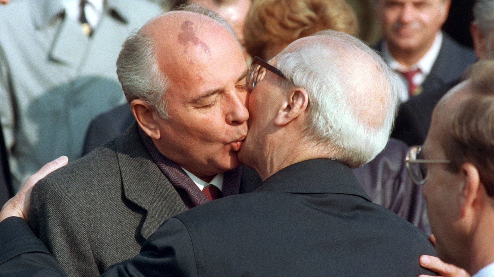 Michail Gorbatschow begrüßt Ex-DDR-Staatschef Erich Honecker mit einem Bruderkuss