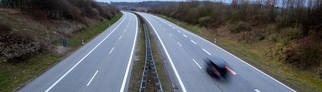 Nur ein Auto auf der Autobahn - Wissing droht mit Auto-Fahrverboten am Wochenende