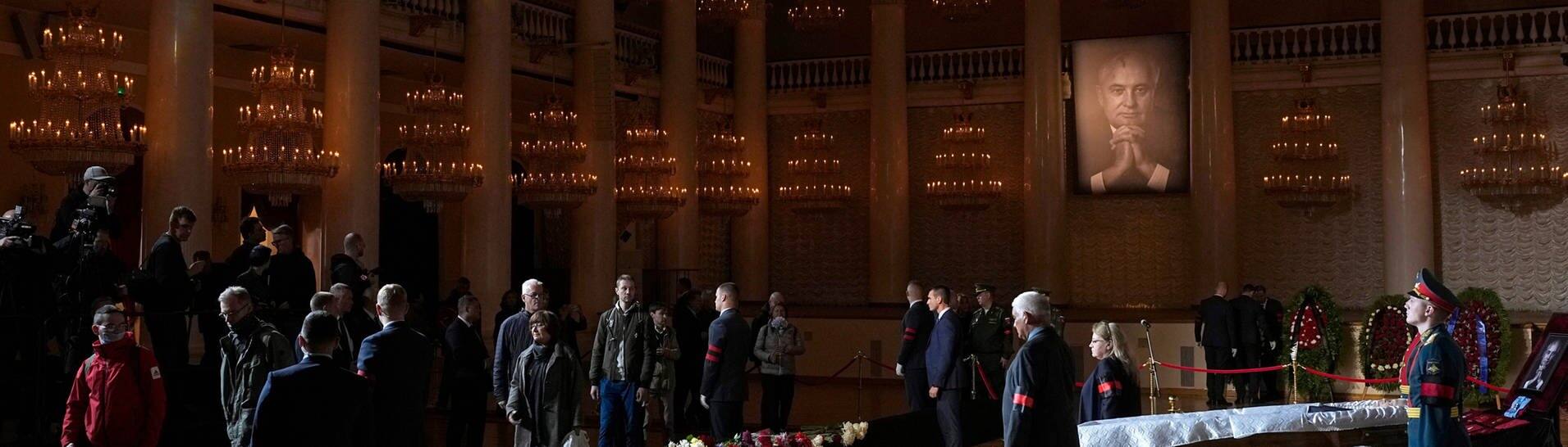 Menschen nehmen Abschied am offenen Sarg des ehemaligen sowjetischen Präsidenten Michail Gorbatschow in der Säulenhalle des Hauses der Gewerkschaften.