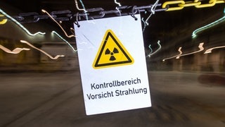 Ein Schild warnt vor radioaktiver Strahlung