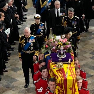 Großbritanniens König Charles III. folgt dem Sarg von Königin Elizabeth II. während der Trauerfeier vor der Beisetzung in der Westminster Abbey. 