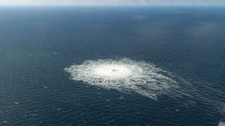 Das vom dänischen Verteidigungskommando zur Verfügung gestellte Foto zeigt das Nord-Stream-2-Gasleck in der Nähe von Bornholm aus der Luft. 