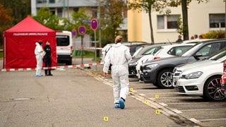 Im Ludwigshafener Stadtteil Oggersheim haben Ermittler Nummern an einzelnen Spuren aufgestellt.