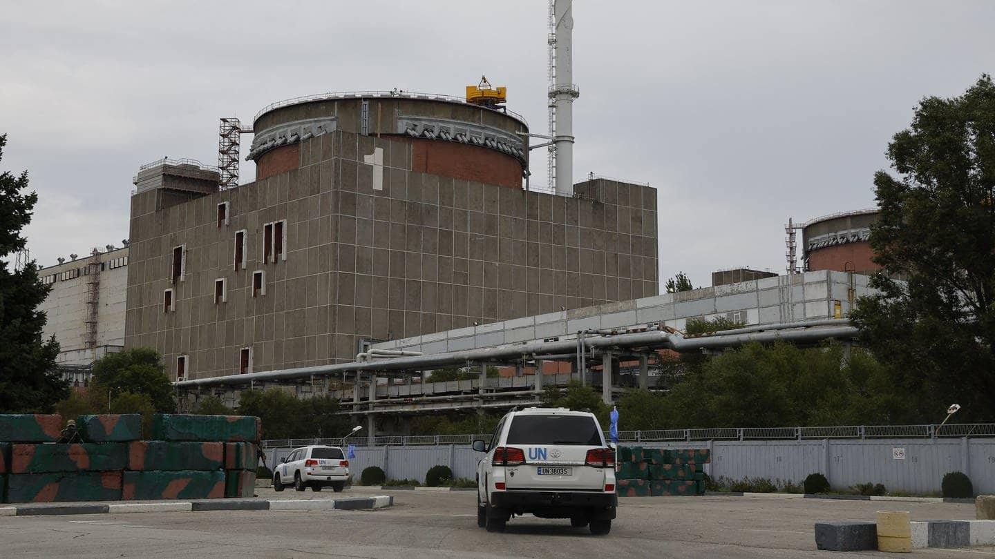 Ein Auto, auf dem „UN“ steht fährt auf das Gelände des Atomkraftwerks in Saporischschja.