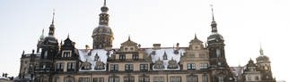 Das Residenzschloss mit dem Grünen Gewölbe von vorne bei Sonnenaufgang. 