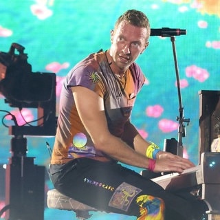 Chris Martin, Sänger von Coldplay, sitzt am Klavier