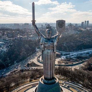 Die Mutter-Heimat-Statue in der ukrainischen Hauptstadt Kiew