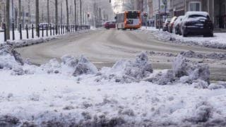 Matschiger Schnee türmt sich am Rande der Straße auf